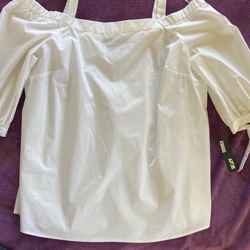 New Apt 9 Women 1x White top, off the shoulders